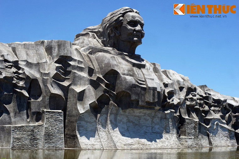 Thiết kế này thể hiện ý tưởng chủ đạo của tượng đài: "Mẹ là suối nguồn bao la vô tận, là linh hồn đất nước. Mẹ sinh ra từ mảnh đất anh hùng, rồi sinh ra những người con anh hùng và sẽ lại hoá thân vào đất, vào non nước Việt Nam. Mẹ sẽ sống mãi ngàn đời, vẫn tiếp thêm nguồn sức mạnh cho các thế hệ trẻ trong công cuộc xây dựng và bảo vệ Tổ quốc".