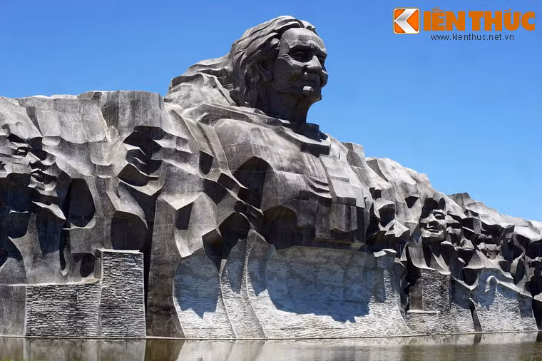 Thiết kế này thể hiện ý tưởng chủ đạo của tượng đài: "Mẹ là suối nguồn bao la vô tận, là linh hồn đất nước. Mẹ sinh ra từ mảnh đất anh hùng, rồi sinh ra những người con anh hùng và sẽ lại hoá thân vào đất, vào non nước Việt Nam. Mẹ sẽ sống mãi ngàn đời, vẫn tiếp thêm nguồn sức mạnh cho các thế hệ trẻ trong công cuộc xây dựng và bảo vệ Tổ quốc".