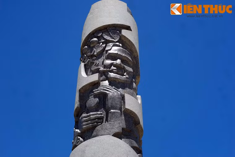 Trên các cột trụ khắc họa hình ảnh các bà Mẹ ở mọi miền đất nước. Đây vừa là cổng chào, biểu tượng cô đọng về vẻ đẹp của các Bà mẹ Việt Nam anh hùng cũng như toàn thể phụ nữ Việt Nam.