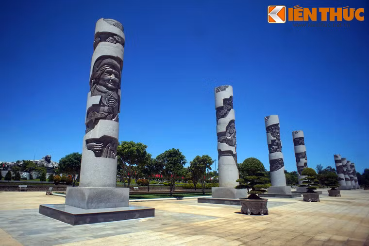 Tượng đài Bà mẹ Việt Nam anh hùng có tổng diện tích 15 ha. Phía trước khuôn viên tượng đài là quảng trường tiền môn rộng lớn. Giữa quảng trường có 8 trụ huyền thoại, mỗi trụ cao 11.2m, đường kính gần 2m.