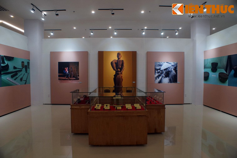Các gian của bảo tàng giới thiệu nhiều hình ảnh, hiện vật tái hiện cuộc đời, sự cống hiến cao cả của người Mẹ với Tổ quốc.