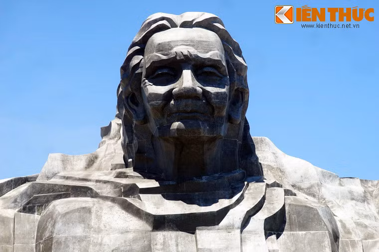 Chính giữa khối tượng đài là chân dung Mẹ Thứ, được khắc những nét bình dị, mộc mạc, đầy vẻ nhân hậu.