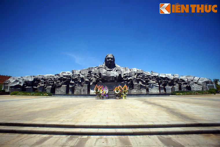 Quan trọng hơn cả, Tượng đài là một điểm về nguồn mang giá trị lịch sử và nhân văn vô cùng to lớn, góp phần giáo dục truyền thống uống nước nhớ nguồn, giáo dục lòng yêu nước với mọi tầng lớp nhân dân, nhất là đối với thế hệ trẻ ngày hôm nay.