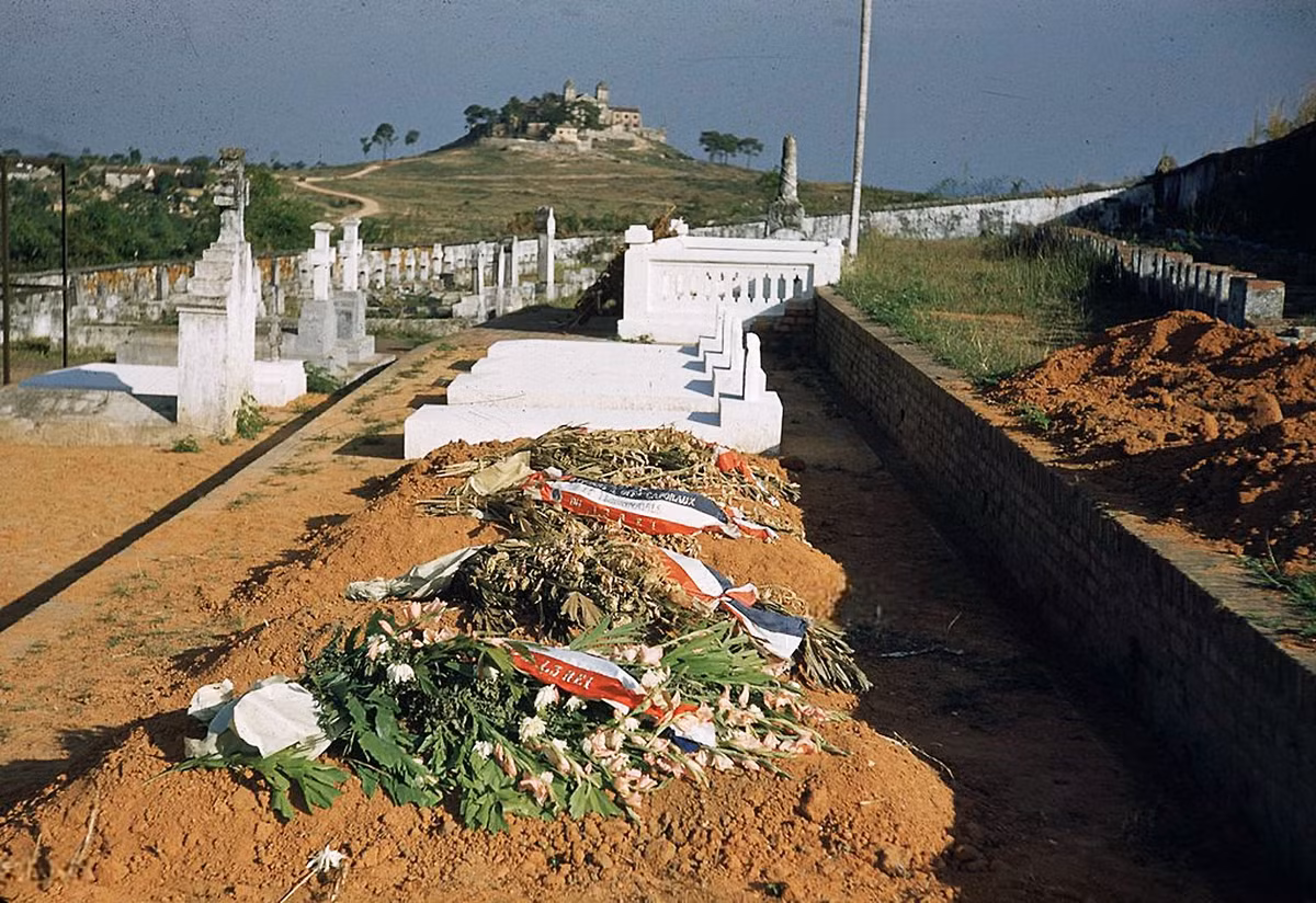 Những ngôi mộ mới tại một nghĩa trang của lính Pháp. Ảnh tư liệu.