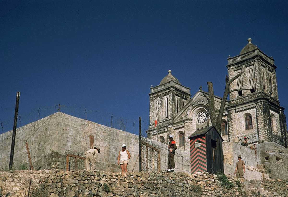 Một đồn lũy của Pháp được thiết lập bên ngoài một nhà thờ Công giáo. Ảnh tư liệu.