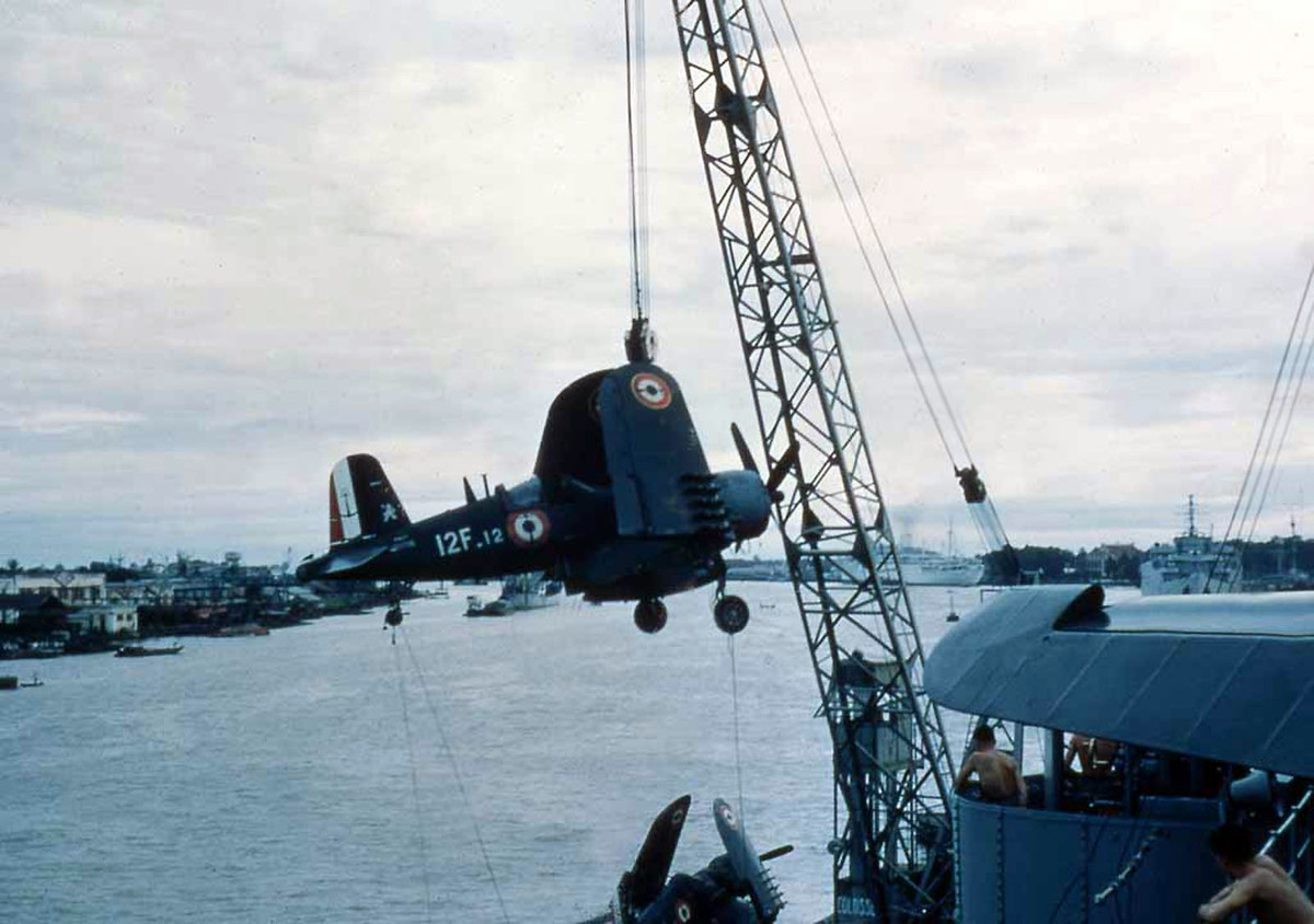 Máy bay được bốc dỡ xuống cảng Sài Gòn. Ảnh tư liệu.