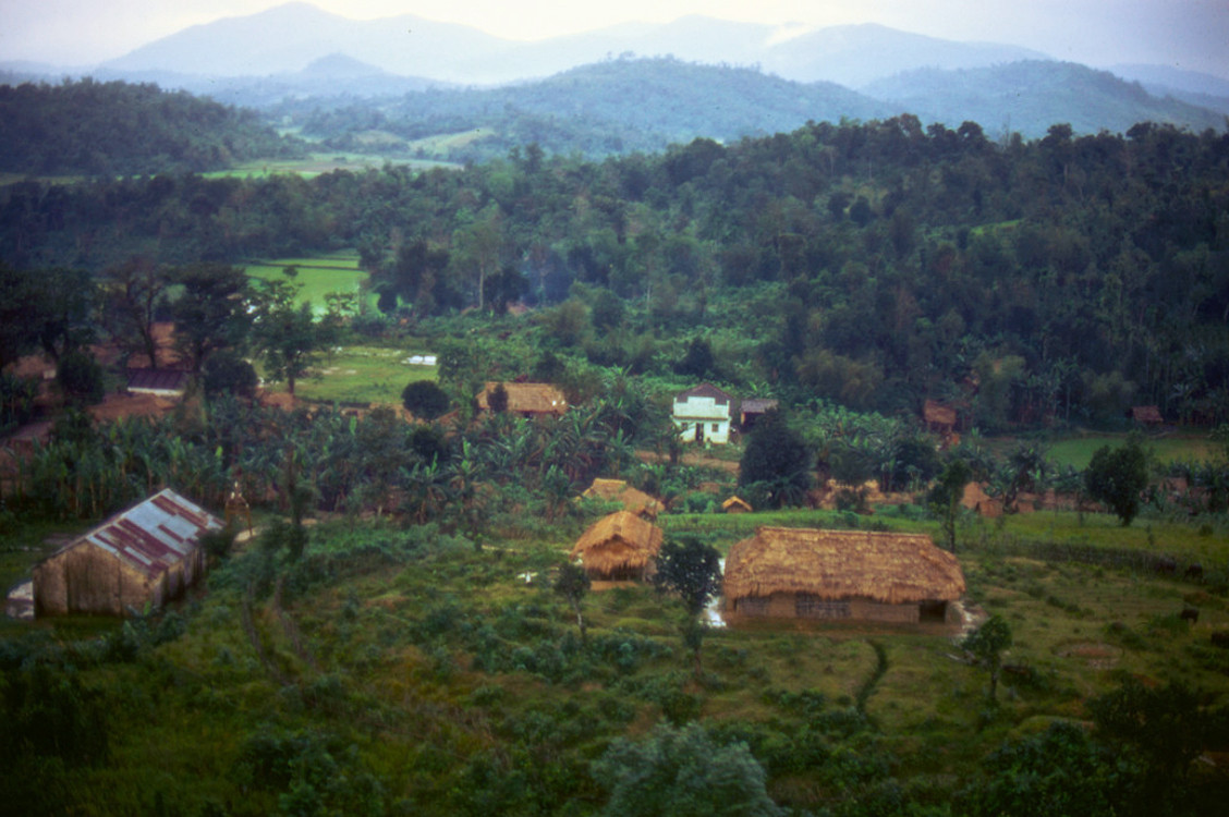Những ngôi nhà đơn sơ ở vùng rừng núi Quảng Ngãi. Ảnh: Mark Melnick.