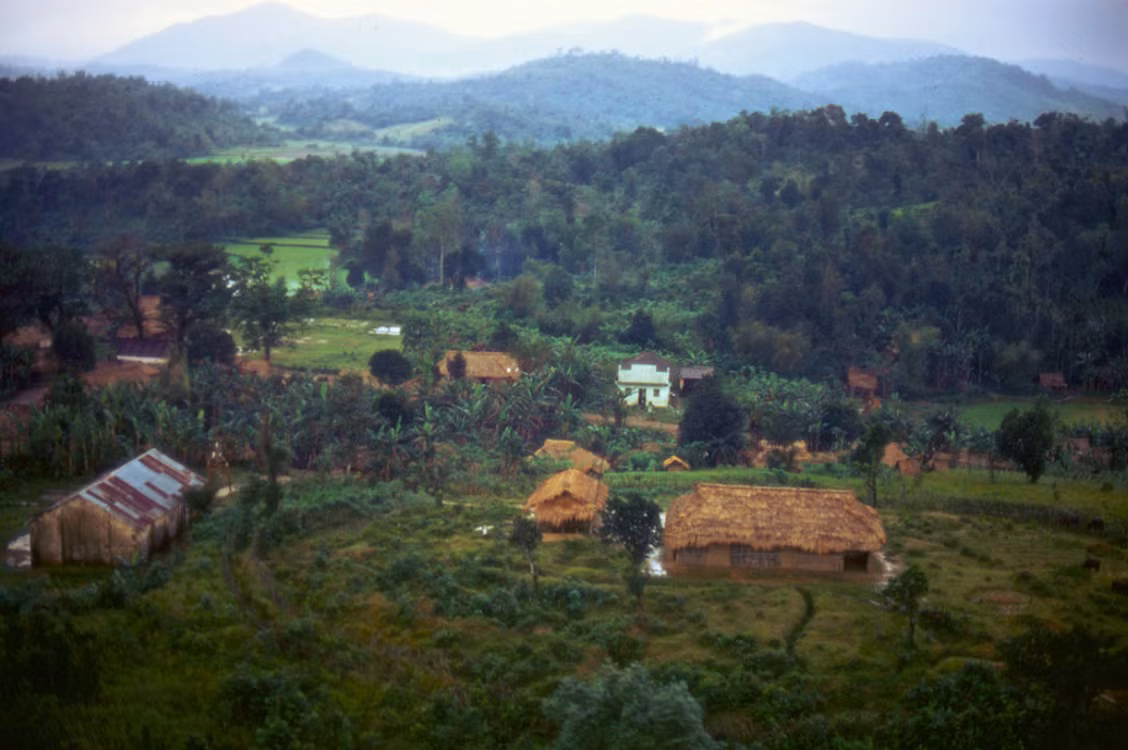 Những ngôi nhà đơn sơ ở vùng rừng núi Quảng Ngãi. Ảnh: Mark Melnick.