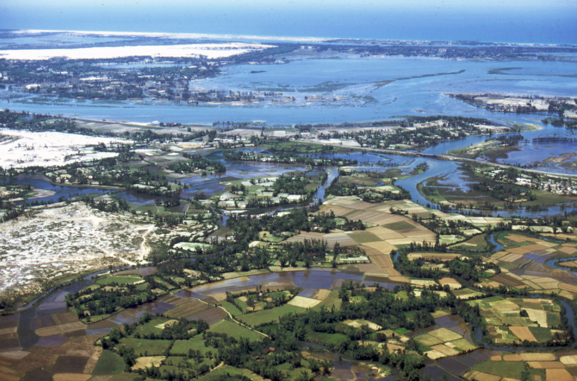 Vùng đồng bằng ven biển Quảng Ngãi nhìn từ máy bay. Ảnh: Mark Melnick.
