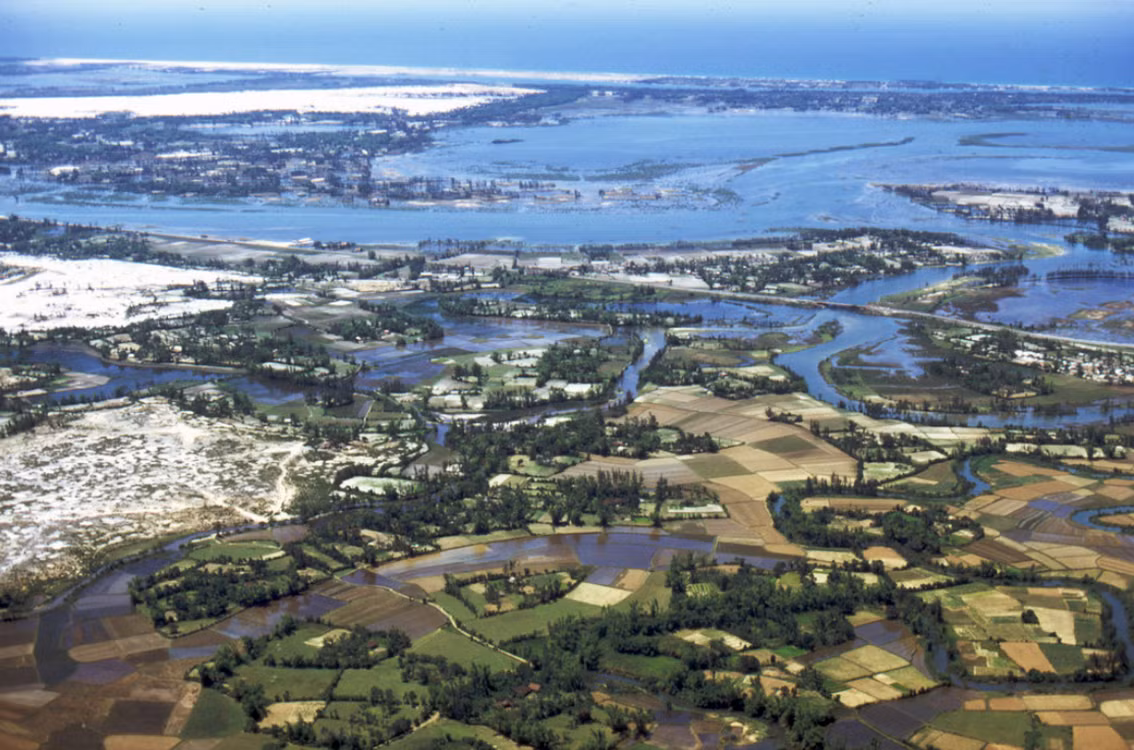 Vùng đồng bằng ven biển Quảng Ngãi nhìn từ máy bay. Ảnh: Mark Melnick.