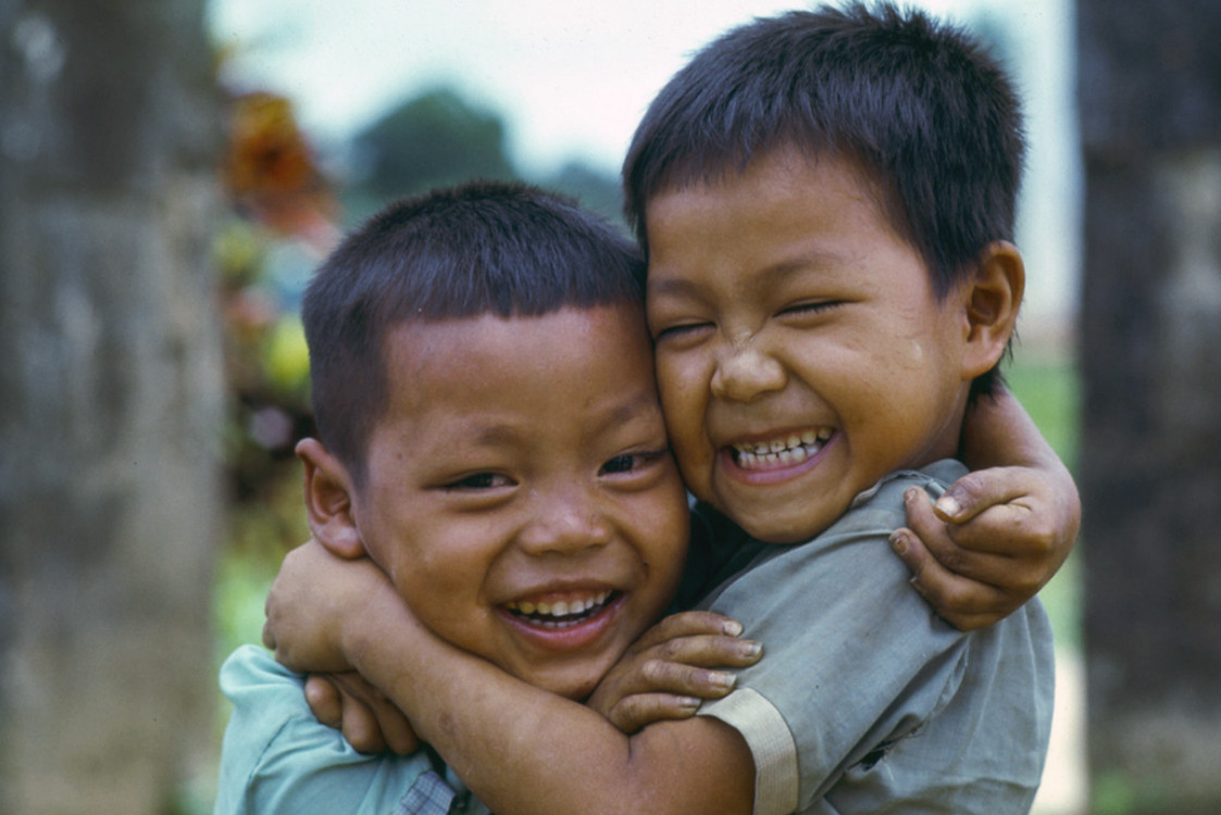 Nụ cười hồn nhiên của hai cậu bé Quảng Ngãi. Ảnh: Mark Melnick.