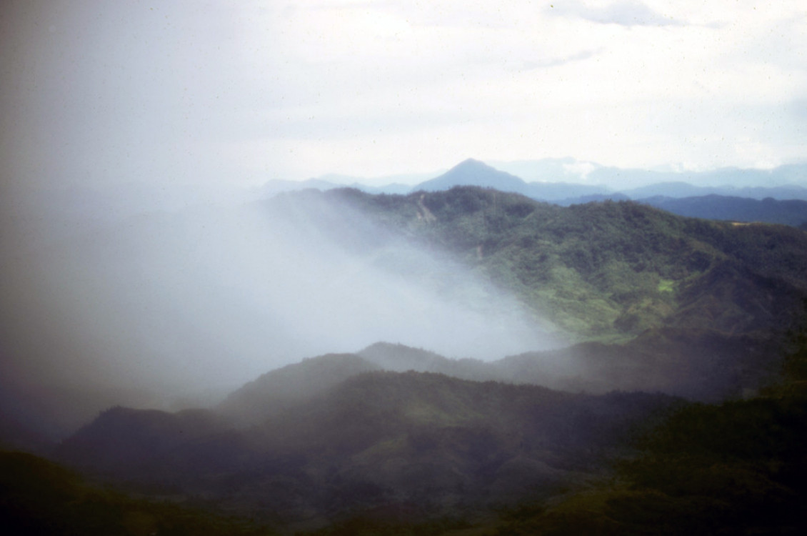 Mây mù che phủ những ngọn núi ở Quảng Ngãi. Ảnh: Mark Melnick.