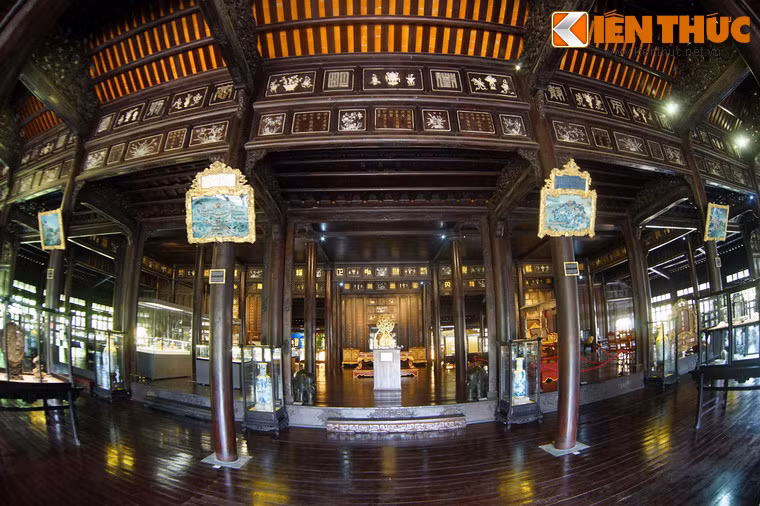 Noi that khung cua bao tang tung la cung dien nha Nguyen