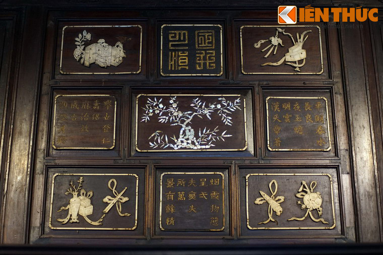 Đáng chú ý trong hệ thống trang trí là những bài thơ, hầu hết là do đích thân vua Thiệu Trị sáng tác.