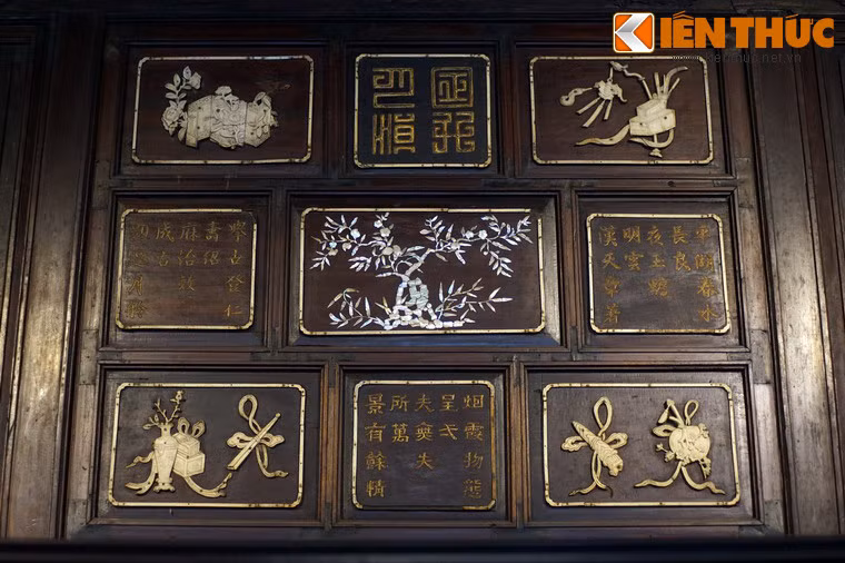 Đáng chú ý trong hệ thống trang trí là những bài thơ, hầu hết là do đích thân vua Thiệu Trị sáng tác.