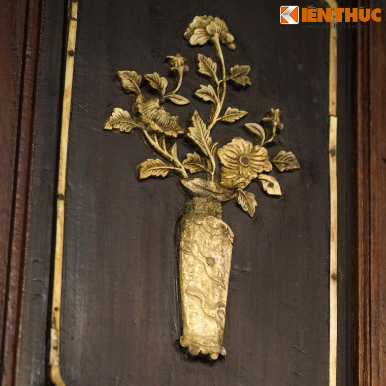 Ở những tác phẩm này, các nghệ nhân xưa đã dùng các chất liệu như xương, ngà voi, xà cừ... khảm lên bề mặt gỗ, vừa giản dị mà toát lên sự tinh tế.