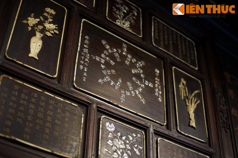 Ở hai bài này, người đọc có thể đọc xuôi ngược nhiều chiều thành 64 bài thơ khác nhau mà việc giải mã vẫn còn gây tranh cãi trong giới nghiên cứu đến ngày nay.