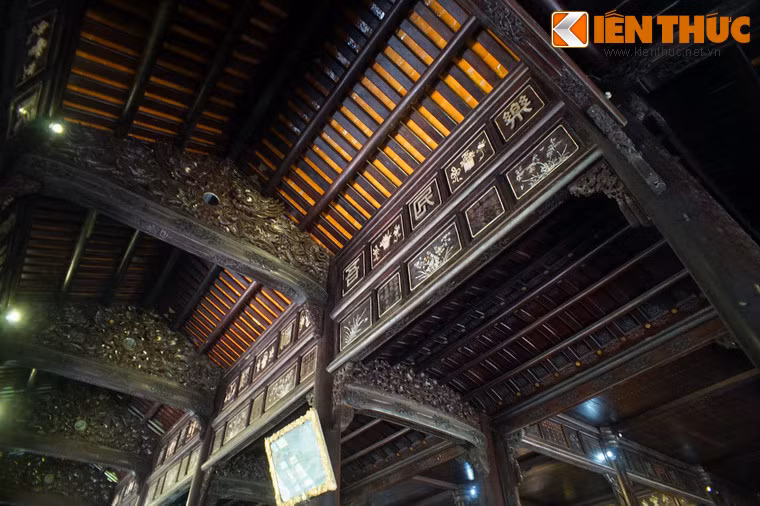 Ðiểm đặc biệt nổi bật nhất ở nghệ thuật kiến trúc điện Long An là sự kết hợp hài hòa giữa kết cấu kiến trúc và trang trí mỹ thuật.