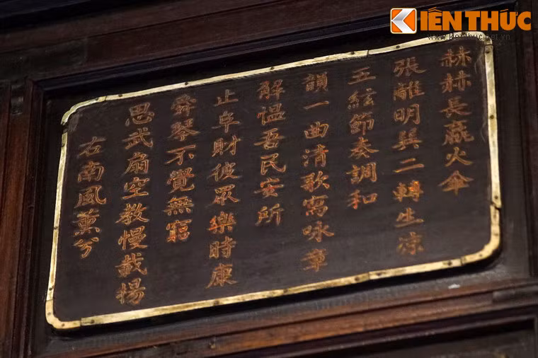 Sự phong phú của thơ ở đây được thể hiện không chỉ về nội dung, hình thức trình bày mà còn cả về thể loại thơ.