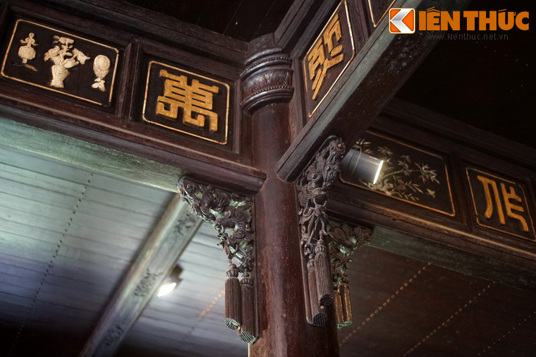 Khác với đa số cung điện của nhà Nguyễn ở Huế, những chi tiết gỗ của điện Long An không sơn son thếp vàng, chỉ để mộc trơn và được tô điểm bằng các kỹ thuật chạm trổ tinh xảo.