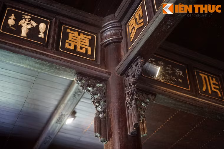 Khác với đa số cung điện của nhà Nguyễn ở Huế, những chi tiết gỗ của điện Long An không sơn son thếp vàng, chỉ để mộc trơn và được tô điểm bằng các kỹ thuật chạm trổ tinh xảo.