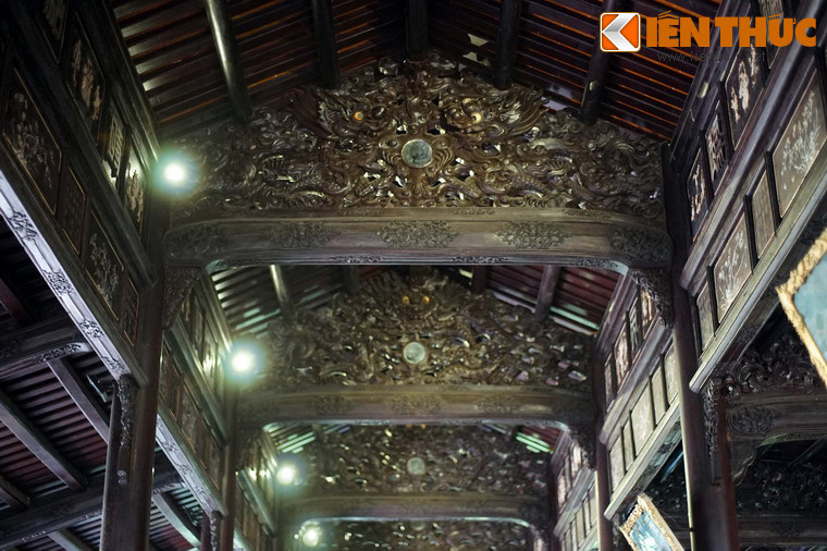 Tám bộ vì kèo nóc tiền điện không được thiết kế theo lối chồng rường giả thủ thông thường mà là 8 đồ án lưỡng long tranh châu liền khối đồ sộ, được các nghệ nhân Huế xưa thực hiện bằng nghệ thuật chạm lộng.