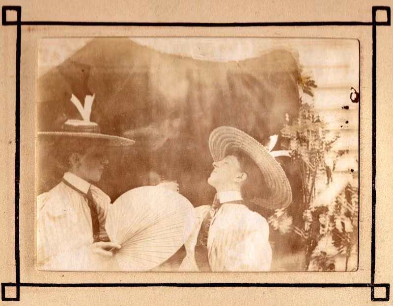 Hai phụ nữ da trắng ở Australia. Cộng đồng người da trắng Australia đa phần có nguồn gốc từ nước Anh. Ảnh: Leigh McKinnon Flickr.