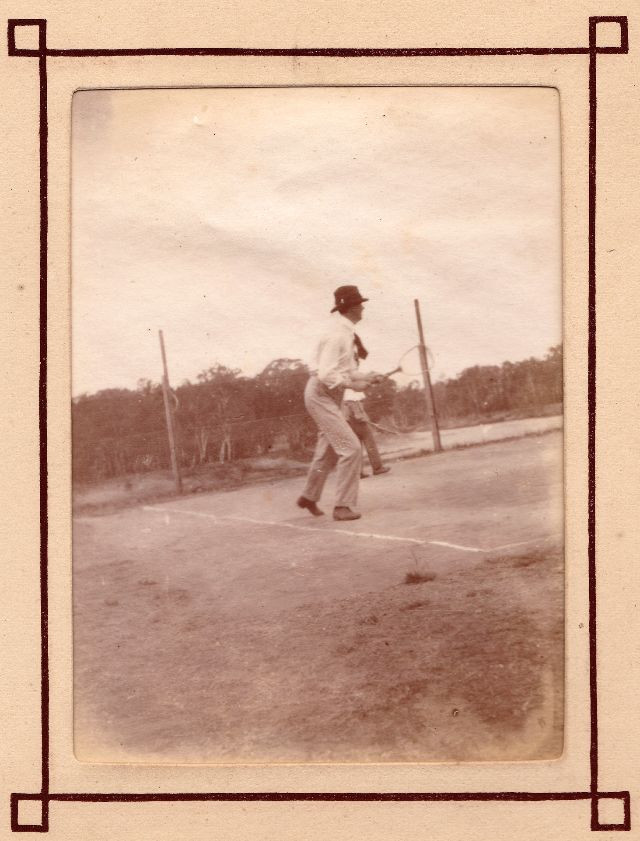 Trên sân tennis tại một điền trang của người da trắng. Ảnh: Leigh McKinnon Flickr.