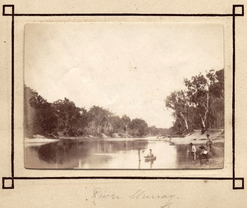 Khung cảnh sông Murray, dòng sông dài nhất đất nước Australia, là ranh giới tự nhiên của hai tiểu bang New South Wales và Victoria. Ảnh: Leigh McKinnon Flickr.