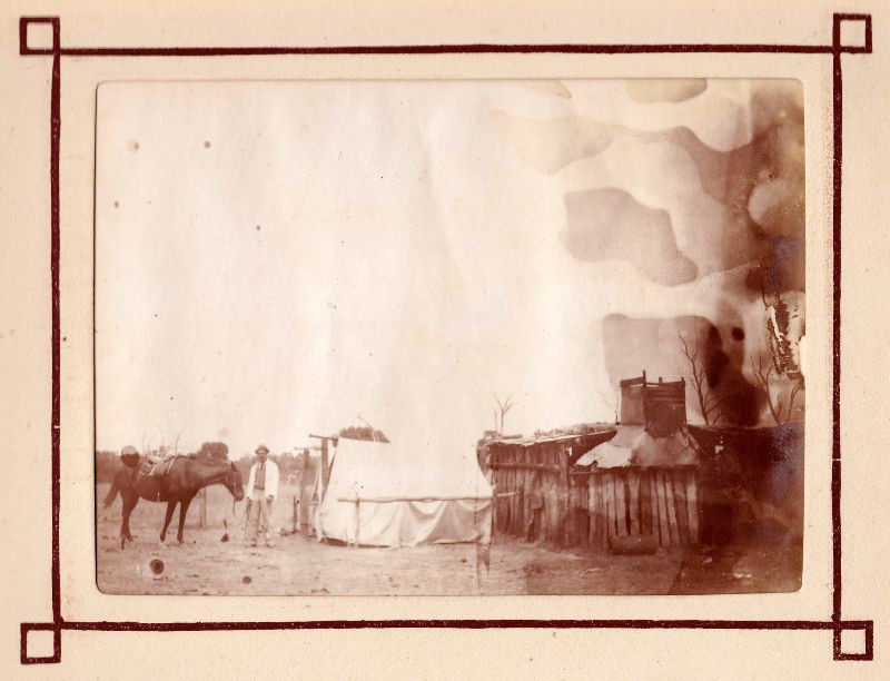 Khu lều trại của những người chăn gia súc. Ảnh: Leigh McKinnon Flickr.