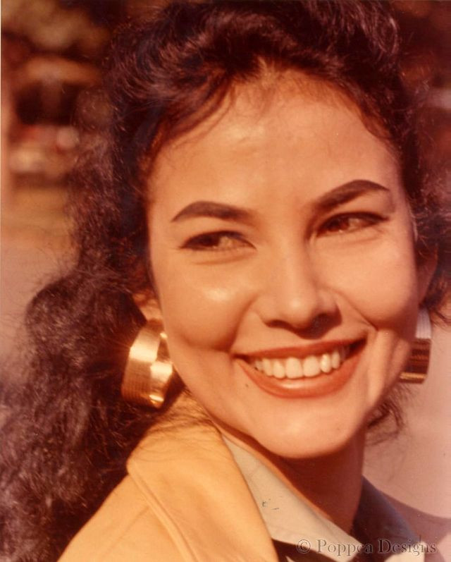 Nụ cười rạng rỡ của cô gái tóc màu hạt dẻ, 1961. Ảnh: Poppen Designs.