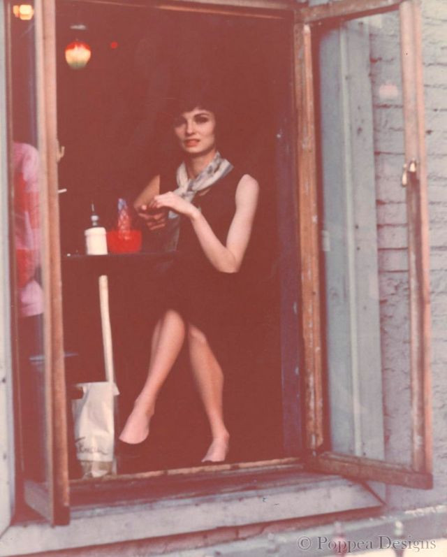 Người phụ nữ trong quán cà phê, 1962. Ảnh: Poppen Designs.