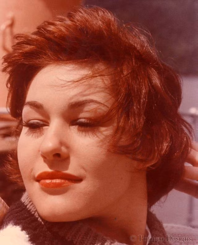 Người phụ nữ và cơn gió, 1961. Ảnh: Poppen Designs.