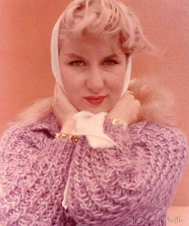 Cô gái mặc áo len màu tím, 1961. Ảnh: Poppen Designs.