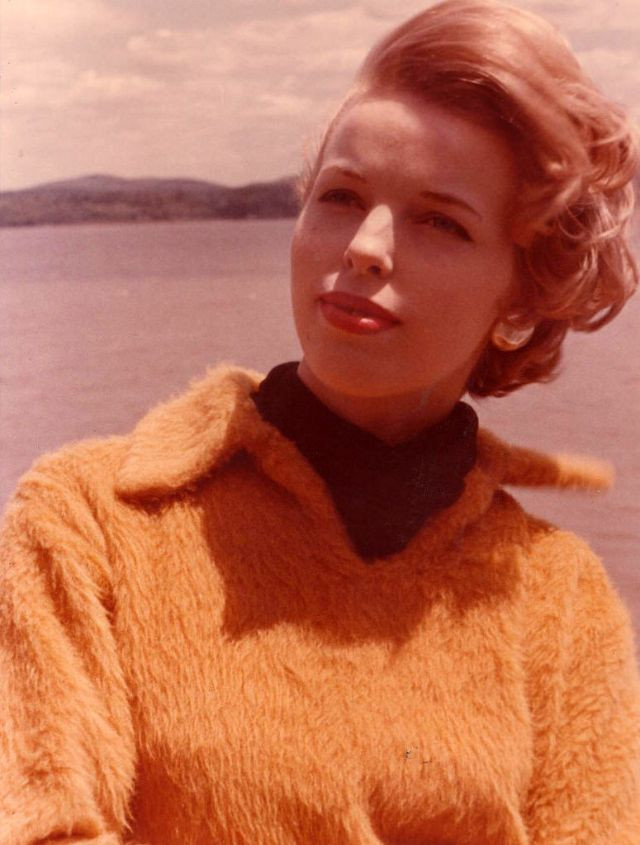 Người phụ nữ trên thuyền, 1961. Ảnh: Poppen Designs.