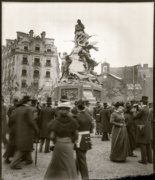 Tượng đài Victor Hugo ở Paris, 1902. Ảnh: Monsieur Eugène.