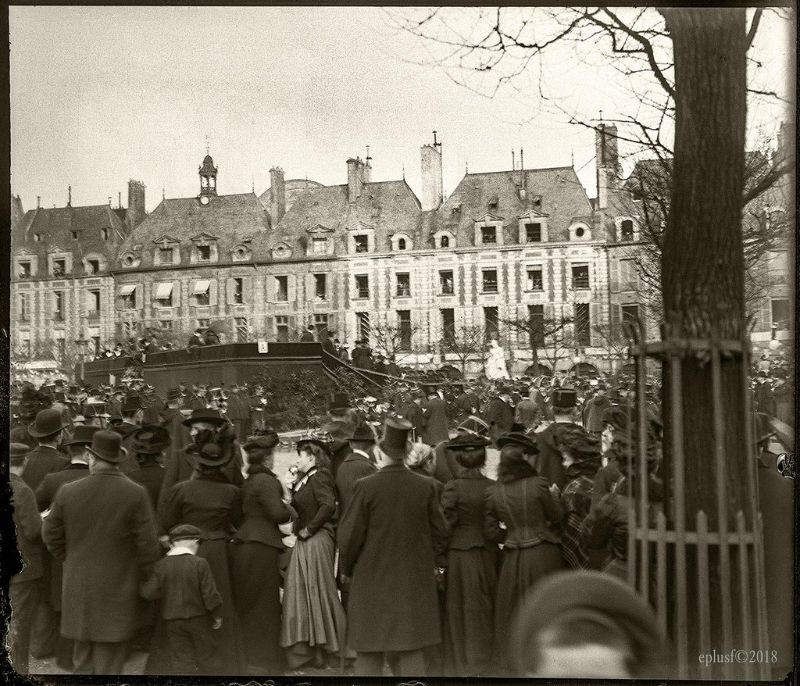 Một sự kiện diễn ra bên ngoài cung điện Vosges, Paris năm 1902. Ảnh: Monsieur Eugène.