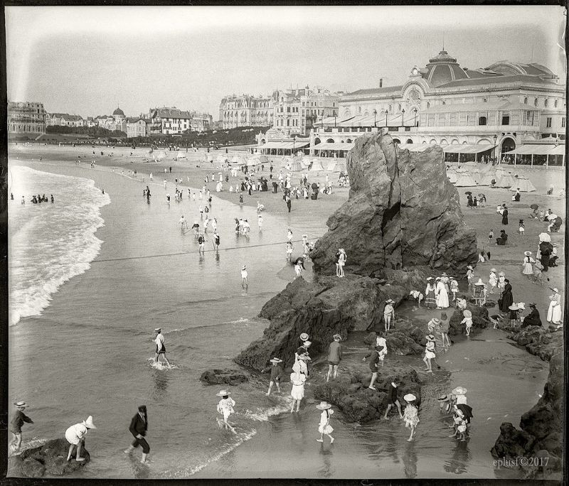 Toàn cảnh bãi biển Biarritz, 1904. Ảnh: Monsieur Eugène.