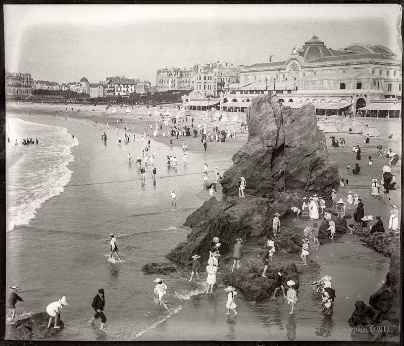 Toàn cảnh bãi biển Biarritz, 1904. Ảnh: Monsieur Eugène.