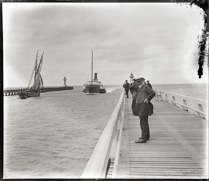 Cầu cảng ở thị trấn Trouville, năm 1901. Ảnh: Monsieur Eugène.