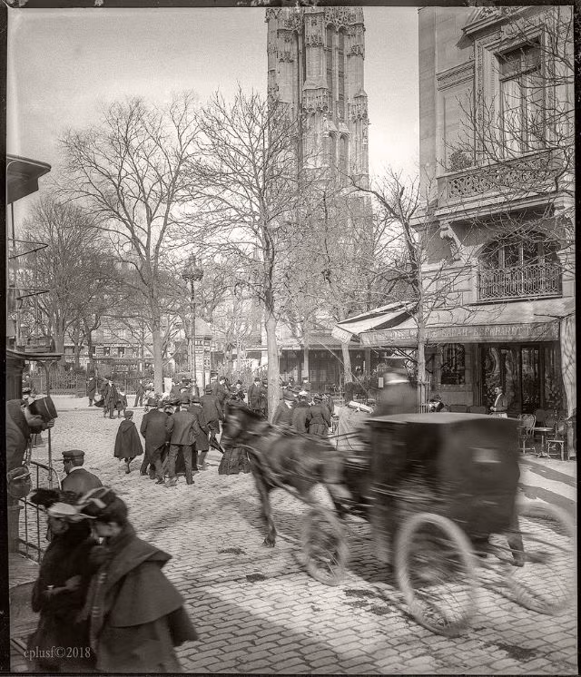 Tháp St Jacques ở Paris, nước Pháp khoảng năm 1900. Ảnh: Monsieur Eugène.
