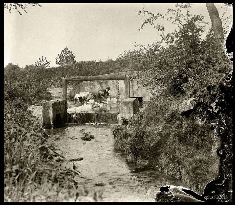 Người phụ nữ giặt đồ ở giếng công cộng nằm trên một dòng suối, khoảng năm 1900. Ảnh: Monsieur Eugène.