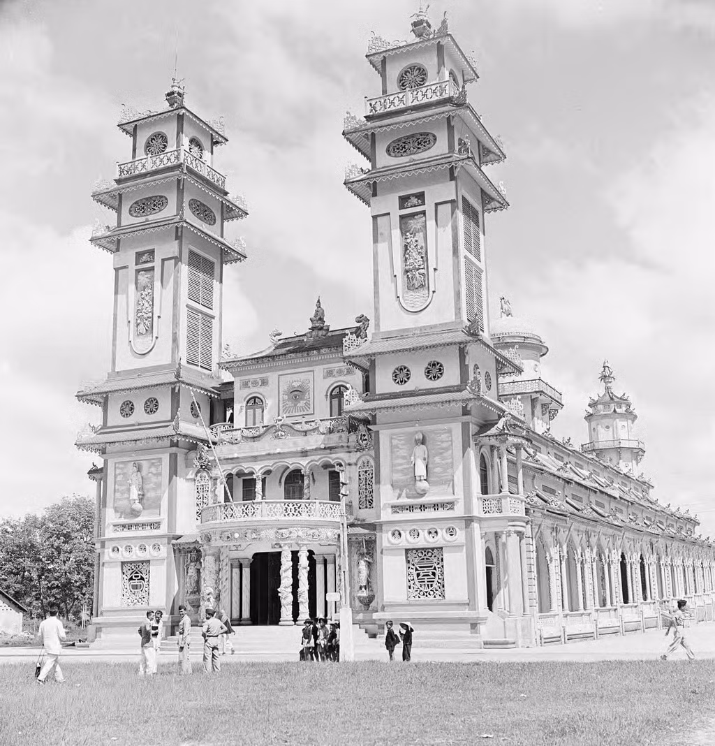 Toàn cảnh Tòa thánh Tây Ninh của đạo Cao Đài. Ảnh: Harrison Forman.