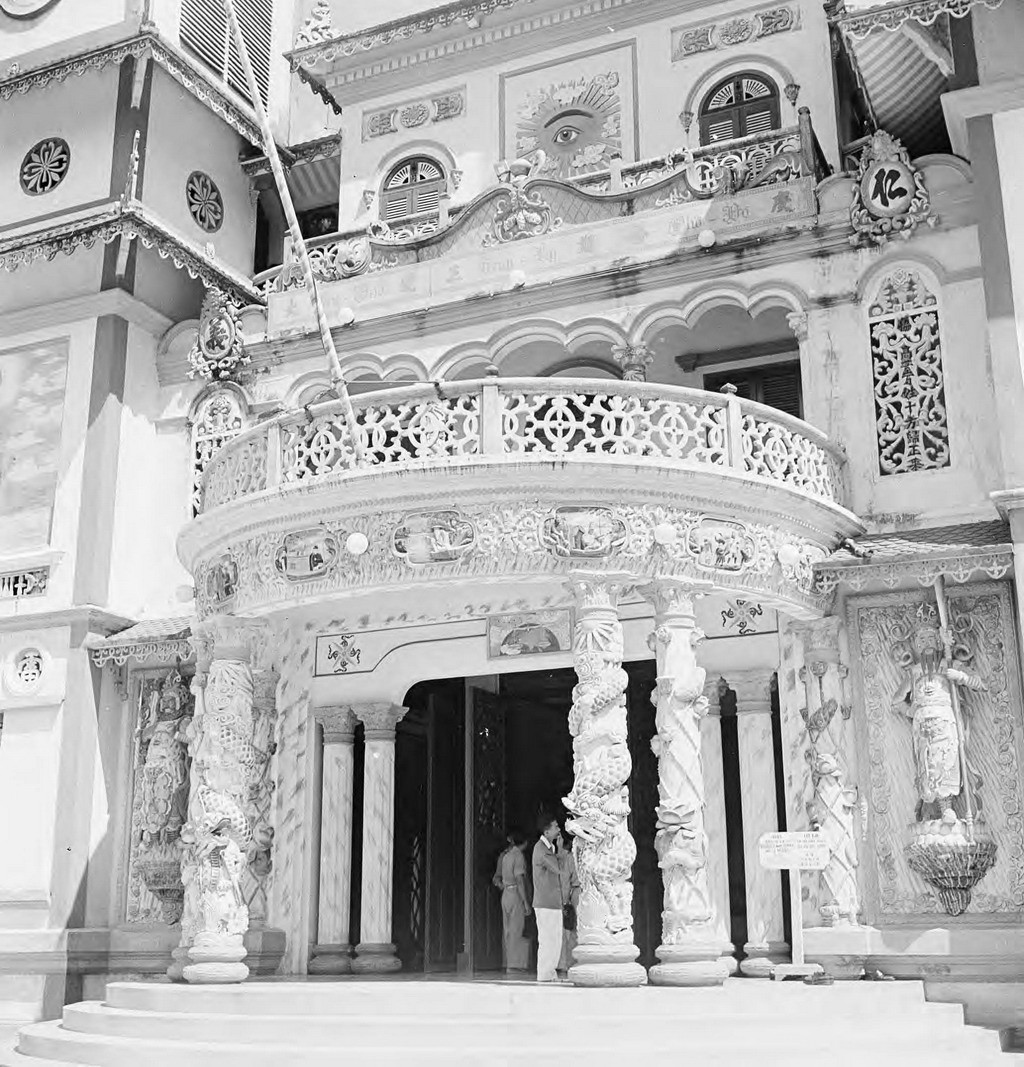 Cổng vào Tòa thánh. Ảnh: Harrison Forman.