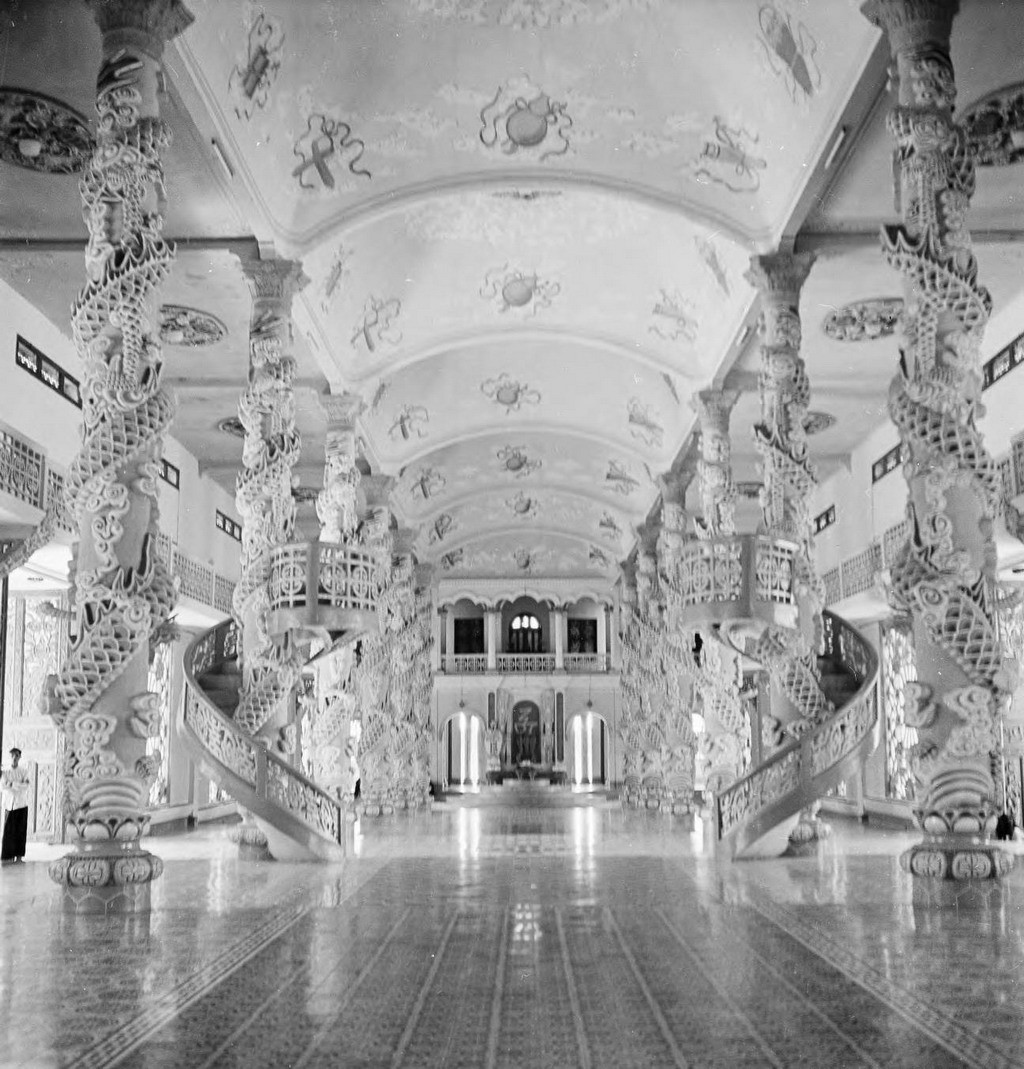 Không gian trong thánh đường. Ảnh: Harrison Forman.