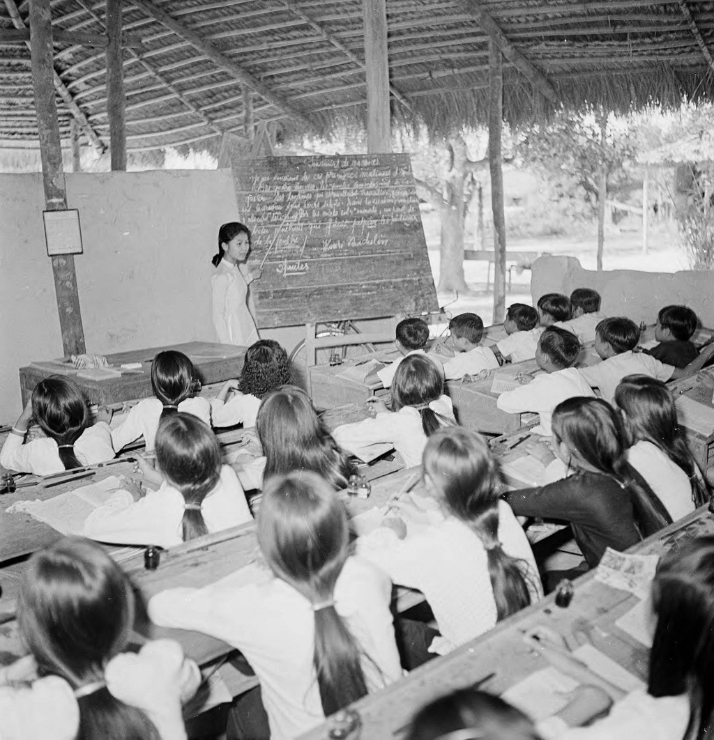 Một lớp học của đạo Cao Đài ở Tây Ninh. Ảnh: Harrison Forman.