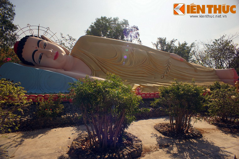 Bên phải lồi váo chính điện là khu vườn Phật với các cảnh Phật Đản sanh, Phật xuất gia, Phật thành đạo, Phật chuyển pháp luân và Phật nhập niết bàn.