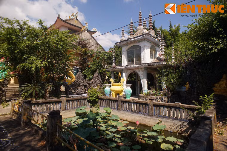 Trước lối vào "18 tầng địa ngục" có tháp Đa Bảo, một tòa tháp hai tầng được trang trí bằng nhiều loại vỏ ốc.