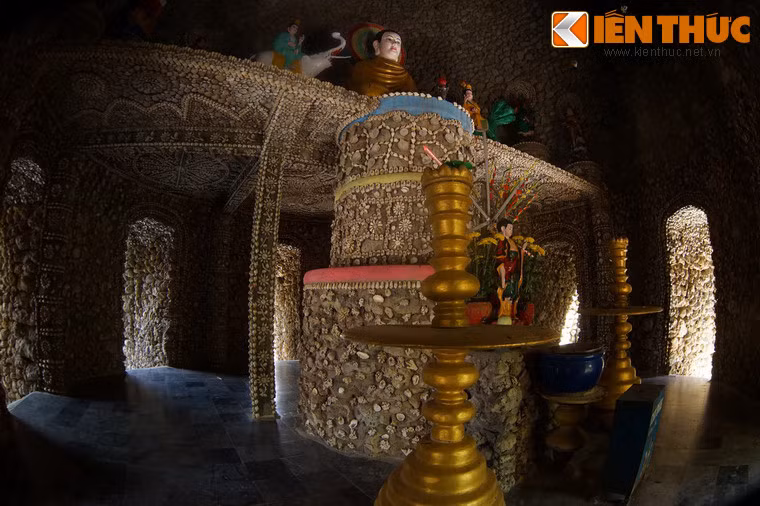 Tháp có 8 cửa, tượng trưng cho Bát Chính Đạo trong đạo Phật. Không gian bên trong được chia thành hai tầng, tầng dưới là nơi dâng hương và lối đi dành cho khách thập phương, tầng trên là nơi thờ chư Phật.