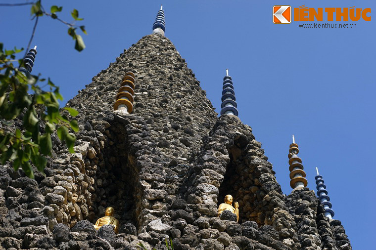 Tháp do các chư tăng trong chùa tự tay thiết kế, xây dựng từ năm 1995. Phần cốt của tòa tháp xây hoàn toàn bằng đá san hô. Do xây hoàn toàn theo phương pháp thủ công, phát mất 4 năm tháp Bảo Tích mới được xây xong.